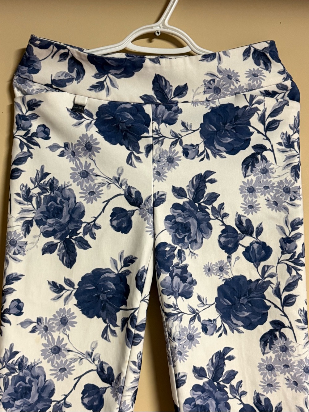 Joseph Ribkoff Floral Print Cropped Pants
Size 8 - Picture 2 of 8